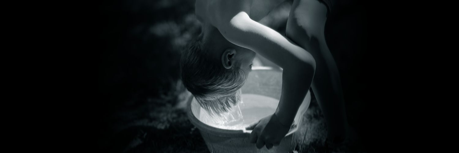 Poika pää sangossa. 