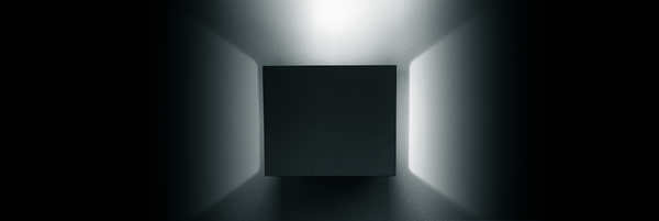 Laatikko jonka sisältä hohtaa valoa.