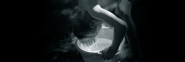 Poika pää sangossa. 