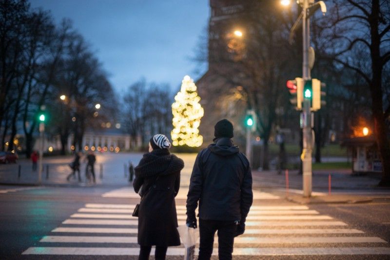 Tuntematon pariskunta odottaa valoissa. 